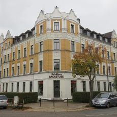 Mietshaus in geschlossener Bebauung in Ecklage mit Vorgarten Bodelschwinghstraße 28