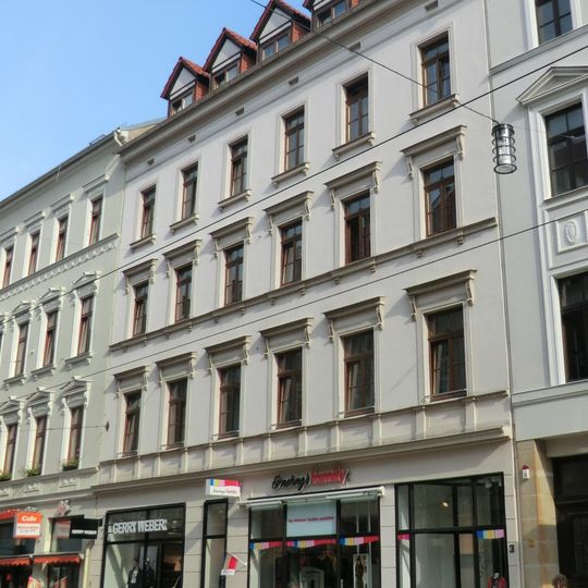 Mietshaus mit Läden in geschlossener Bebauung Berliner Straße 3
