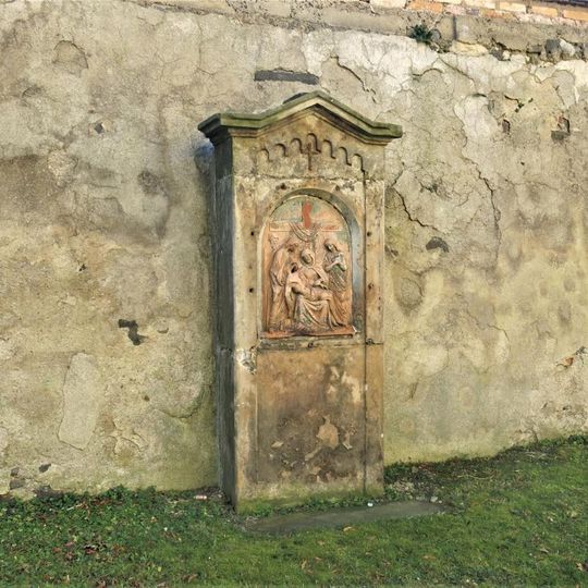 Kaplička XIII. zastavení křížové cesty u kostela Nalezení svatého Kříže ve Frýdlantu