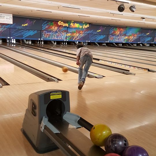 Bowlero Moreno Valley