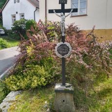 Kříž na východní straně kostela sv. Lukáše v Křečovicích