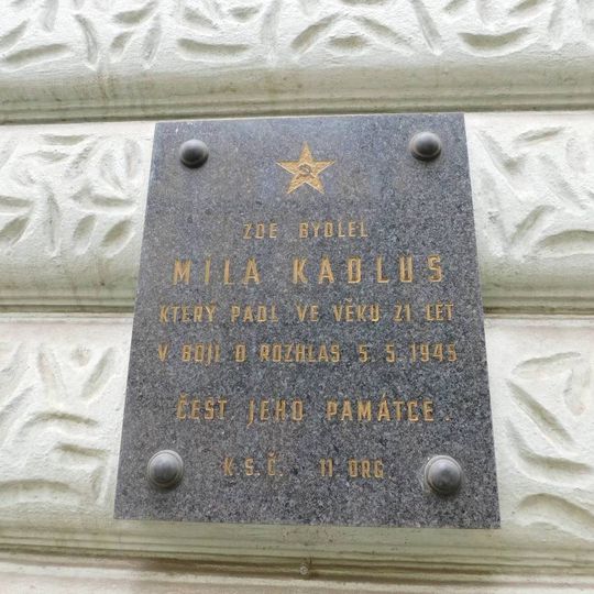 Pamětní deska Míli Kadluse v Korunní ulici v Praze