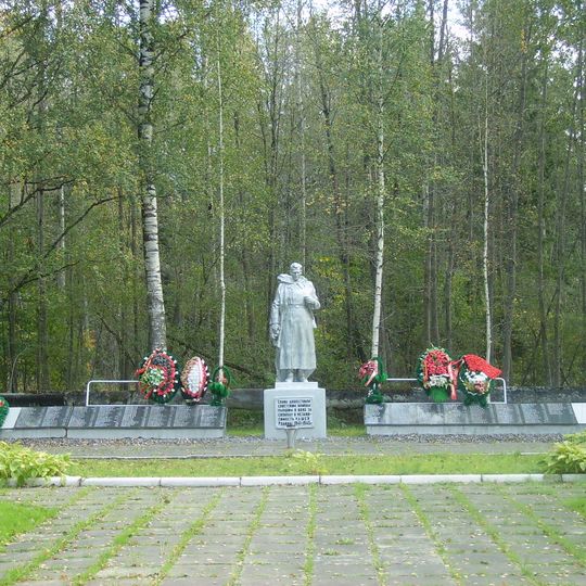 Братская могила советских воинов, погибших в борьбе с фашистами