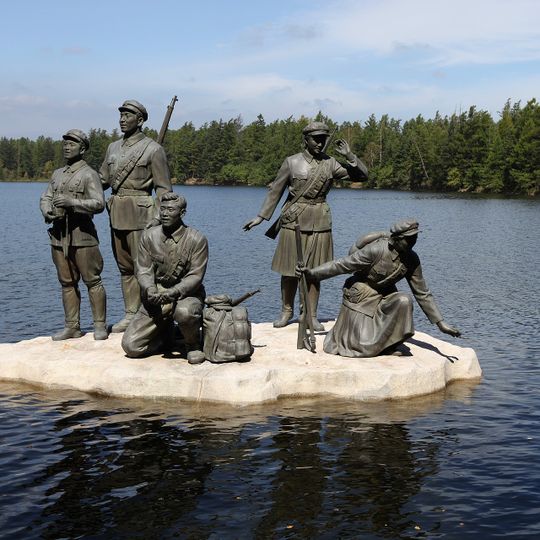 Statue to Guerrilla warfare, lake Samji