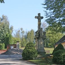 Kamenný krucifix s Pannou Marií Bolestnou