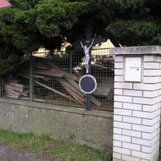 Pamětní liliový kříž v Tuchoměřicích-Kněžívce