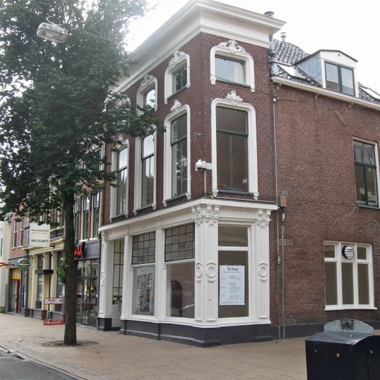 Hoekpand met forse kroonlijst