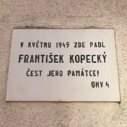 Pamětní deska Františka Kopeckého na domě Za Zelenou liškou 542/7 v Praze
