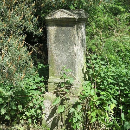 Podstavec kříže s ulomeným křížkem v Novodvorské ulici v Bystřanech