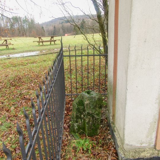 Kámen v Dolanech na Dolní Boudě u kapličky