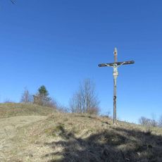 Dřevěný kříž u Komňátky vedle polní cesty