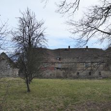 Bauernhof mit Wohnstallhaus (Nr. 5), Seitengebäude (Nr. 9) und jüngerem Wohnhaus (Nr. 7) Pegenauer Straße 5; 7; 9