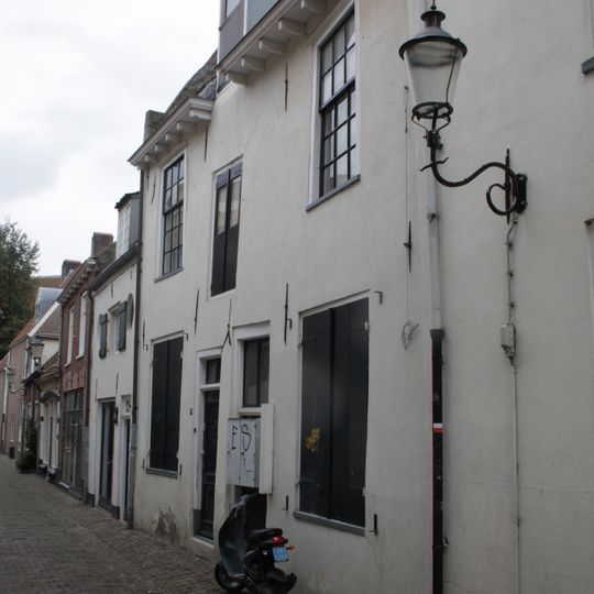 Woonhuis, hoek Langestraat. Gepleisterde gevel, hijskapel en luiken