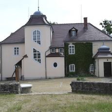 Rüdenhof (mit Käthe-Kollwitz-Gedenkstätte), winkelförmig angebautes Nebengebäude (Pavillon) sowie Straßenwärterhaus (heute Café), dazu der separate Bergkeller an der Straße und die Einfriedungsmauer des Grundstücks Meißner Straße 7