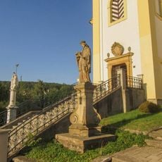 Socha svatého Jana Nepomuckého v Dubicku před kostelem