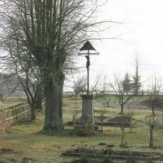 Kříž v zahradě u domu 100 v Horním Šenově