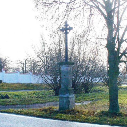 Kříž u hřbitova v Dobrovici