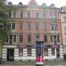 Mietshaus in geschlossener Bebauung mit Vorgarten; Müllerstraße 1