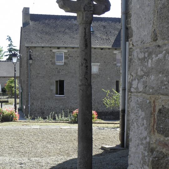 Croix du chevet de l'Église de Saint-Pern