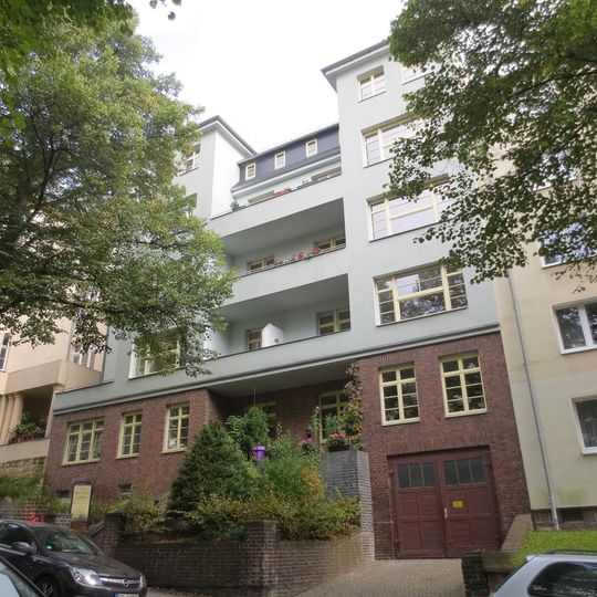 Mietshaus in geschlossener Bebauung mit Vorgarten und Einfriedungsmauer Hoffmannstraße 28