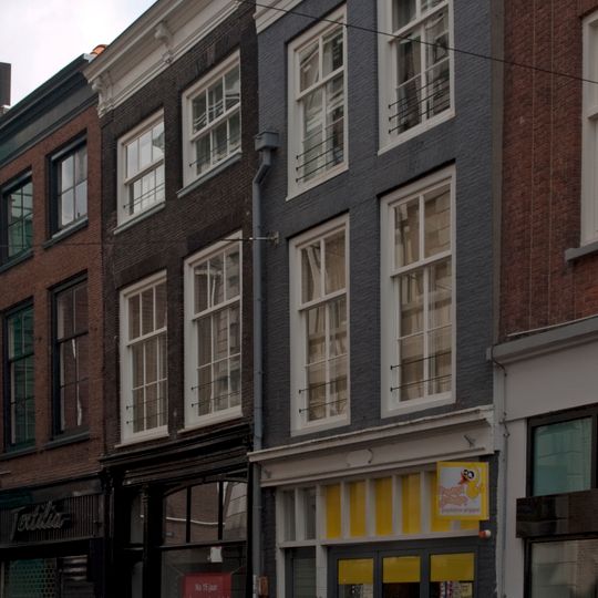 Pand met eenvoudige, verkropte lijstgevel