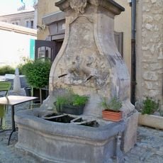 Pernes - Fontaine des Augustins