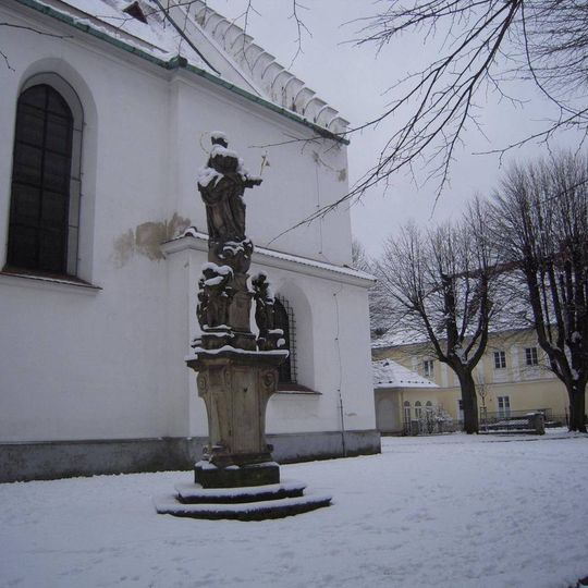 Sousoší na severní straně kostelu Nanebevzetí Panny Marie v Bruntálu