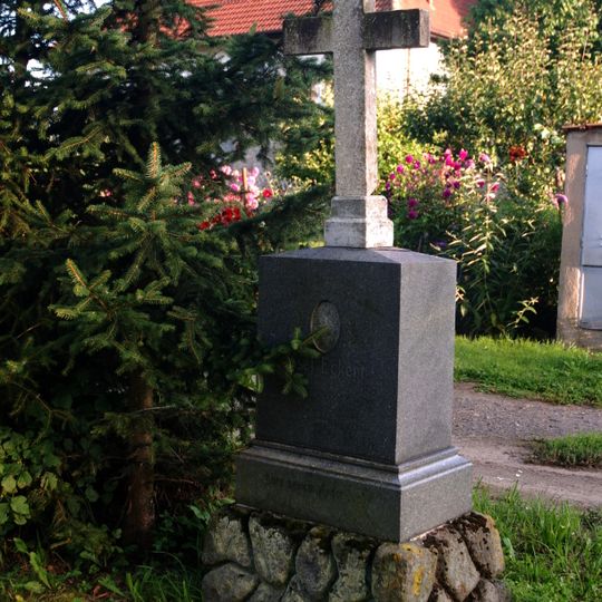 Kříž v Dolní Jadruži u potůčku