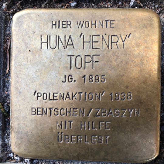 Stolperstein en memoria de Huna Topf