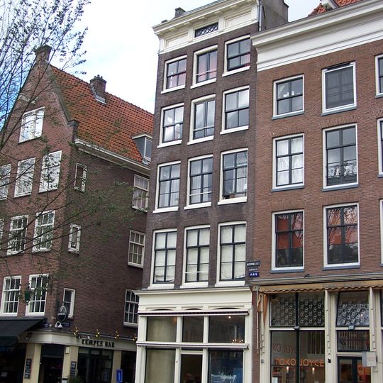 Hoekhuis met gevel onder rechte lijst met triglyfen