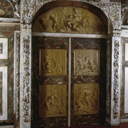 In het moderne huis Braakenstein, dat zelf niet op de lijst wordt geplaatst, twee betimmeringen, een onlangs teruggebracht uit een huis aan de Weversstraat 2 tuinbeelden