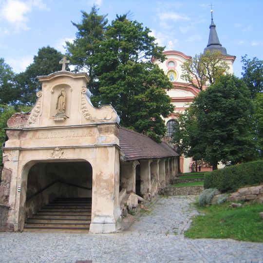Socha Panny Marie na dolním portálu krytého schodiště ke klášteru v Nové Pace