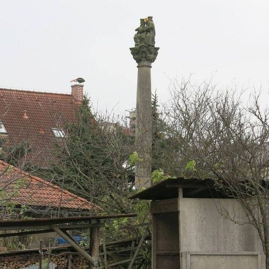 Sloup Nejsvětější Trojice v hospodářské části zámku Čížkovice