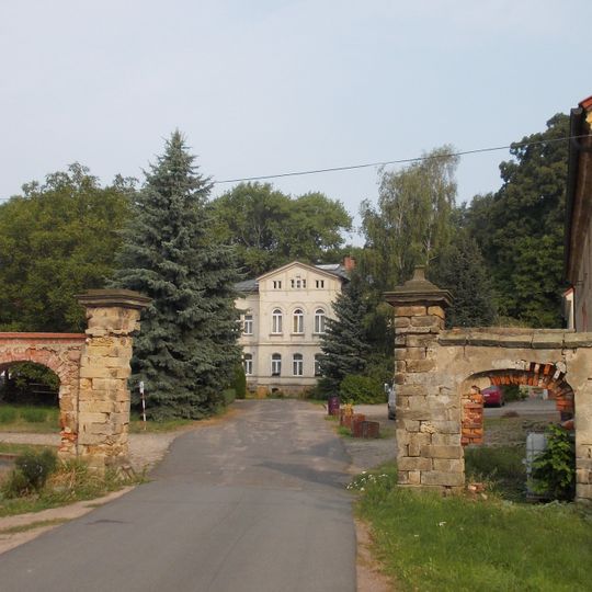 Sachgesamtheit Gut Oberhof und Landschaftspark Kranichau mit folgenden Einzeldenkmalen: nördliches Gutshaus , südliches Wohnstallhaus und südwestliches Wirtschaftsgebäude mit Kumthalle , Toreinfahrt, Pforte und Reste der Ein