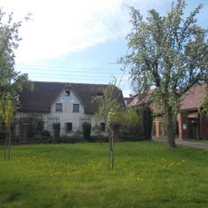 Wohnhaus, Seitengebäude, Hofpflasterung, Toranlage und Einfriedung eines Bauernhofes Am Oberen Anger 9