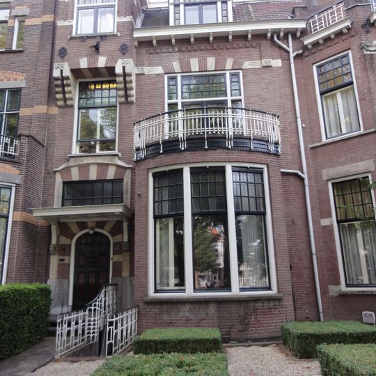 Herenhuis met oorspronkelijk smeedijzeren hekwerk rond de voortuin