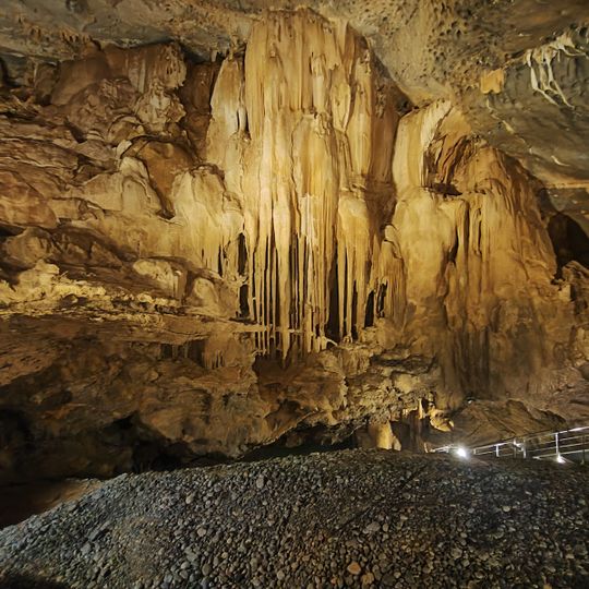 Al Hoota Cave