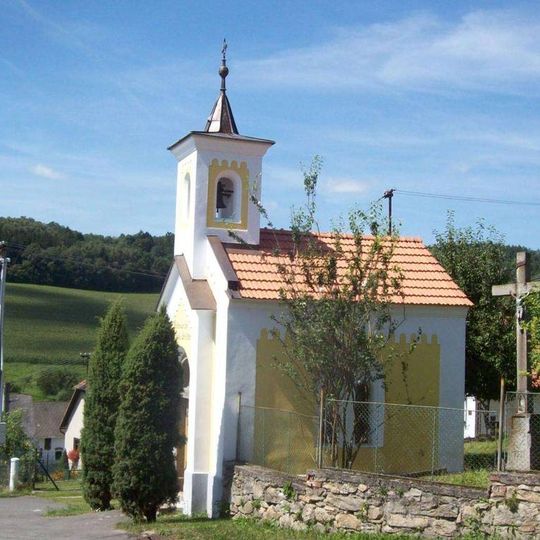 Kříž u kaple v Dobřemilicích