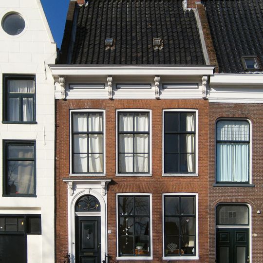 Pand met zesruitsvensters en omlijste ingang