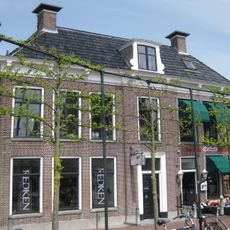 Zeven traveeën breed herenhuis met sobere gevel met middenrisaliet onder tentdak met hoekschoorstenen