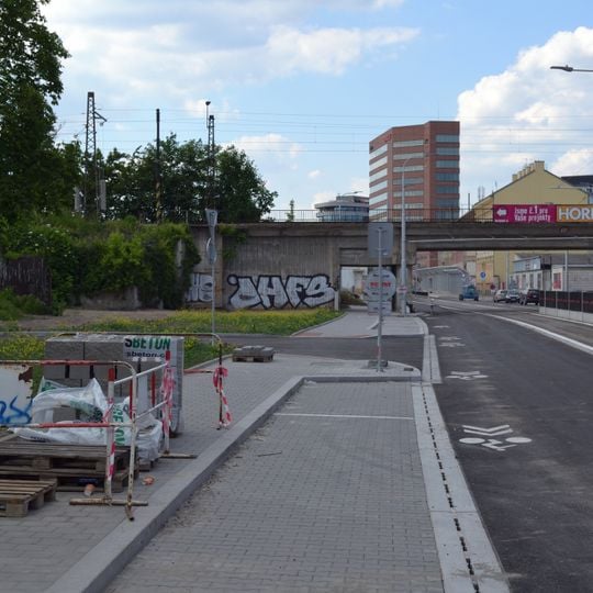 Železniční most přes ulici Plotní