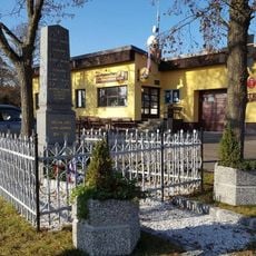 Pomník padlým na křižovatce v Bukové