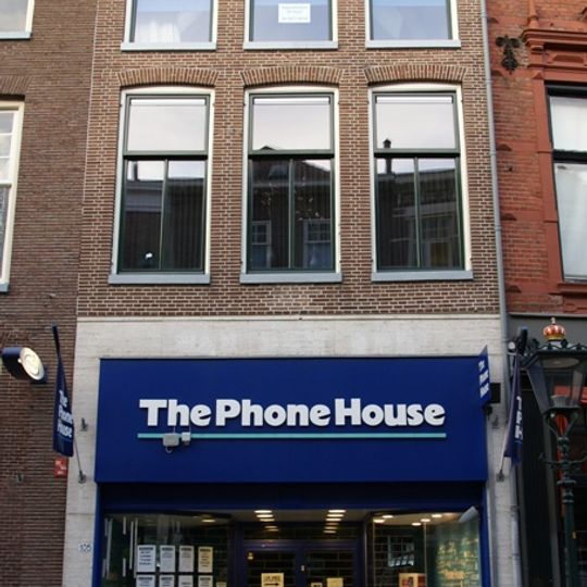 Pand met lijstgevel en jongere winkelpui