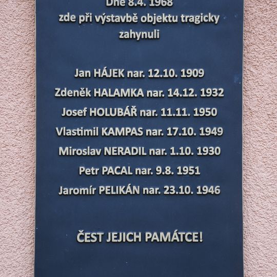 Pamětní deska obětí neštěstí při stavbě kulturního centra