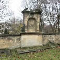 Kaplička I. zastavení křížové cesty u kostela v Arnolticích