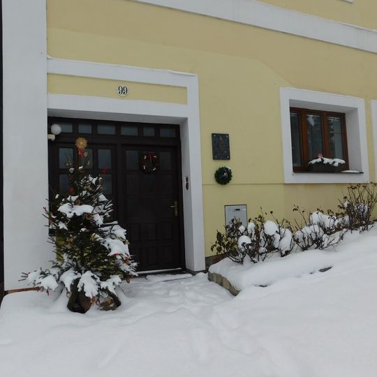 Pamětní deska manželů Moravcových v Konojedech