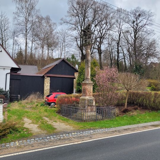 Sloup se sousoším Nejsvětější Trojice v Hradci nad Svitavou v jižní částí obce