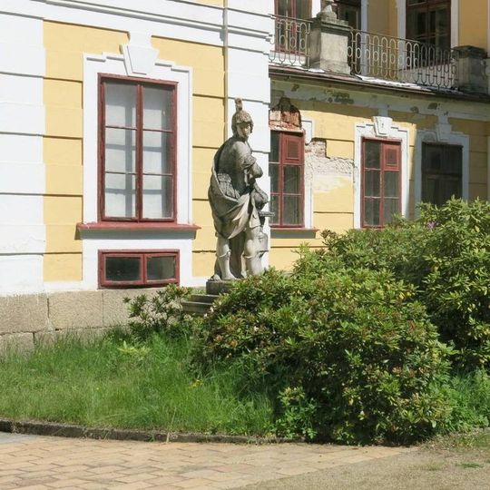 Socha vpravo před průčelím zámku v Chlumu u Třeboně