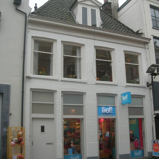 Pand onder hoog schilddak, waarin dakkapel met vleugelstukken en fronton