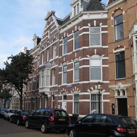 Pand in neo-renaissance trant. Gevelversiering met banden en blokken. Ontlastingsbogen met in de boogtrommels renaissance-versieringen. Dakkapel met rolwerk